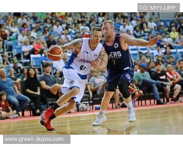 阿德莱德与爵士的精彩对决揭示篮球战术的魅力与团队协作的重要性 阿德莱德与爵士的精彩对决揭示篮球战术的魅力与团队协作的重要性